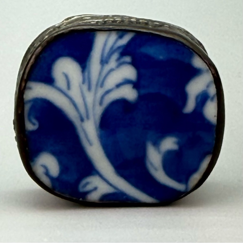 Antique Chinese Porcelain
Embossed Tin Shard Box - Picture 10 of 12